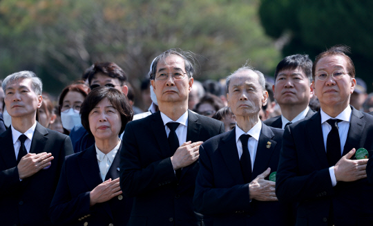 지난 4월25일 한덕수 대통령 권한대행 겸 국무총리가 국립대전현충원에서 열린 '2회 순직의무군경의 날 기념식'에 참석해 국기에 경례하고 있다.<연합뉴스 사진>